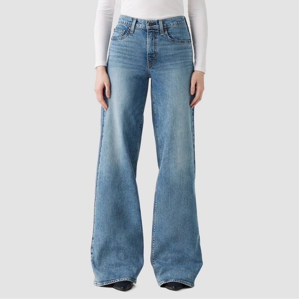 Levi’s 728 high rise Blue Wide-Leg Jeans in size 24 , 32 , 33
